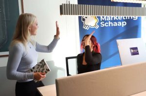 marketing medewerkers high five